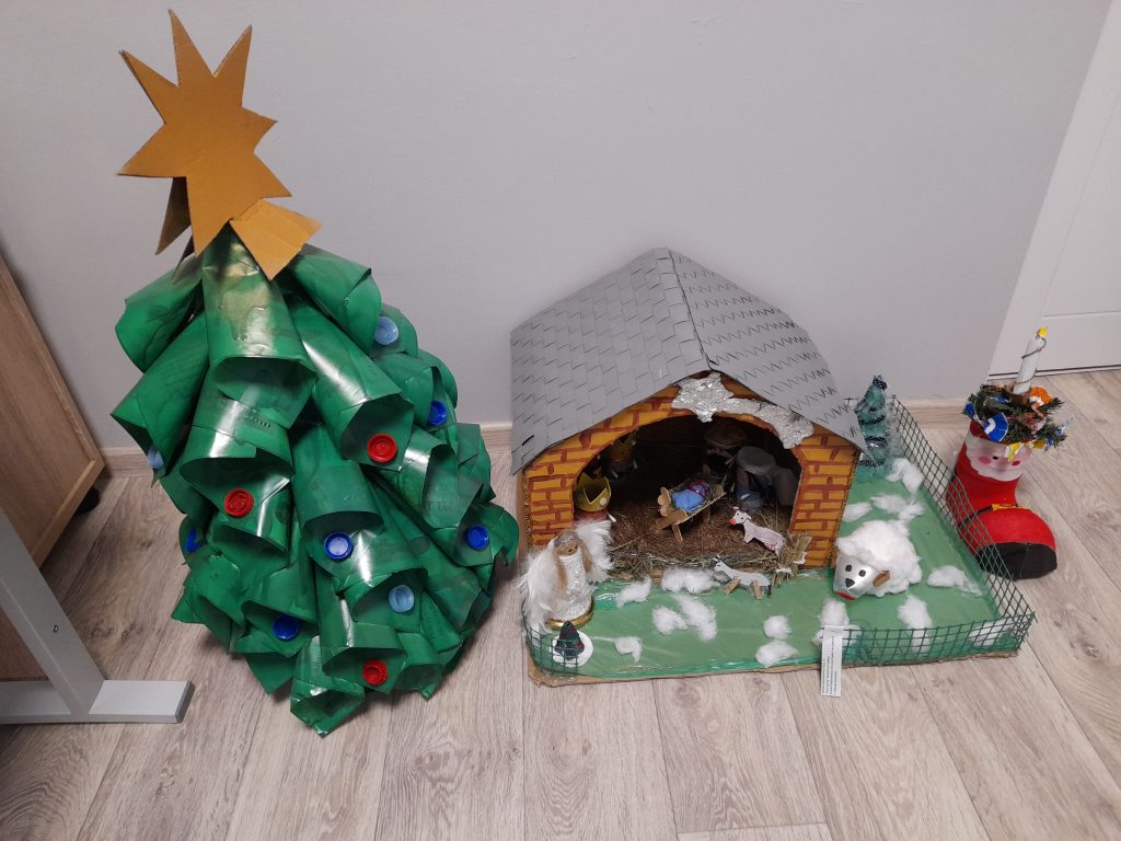 Prace konkursowe stojące na ziemi.