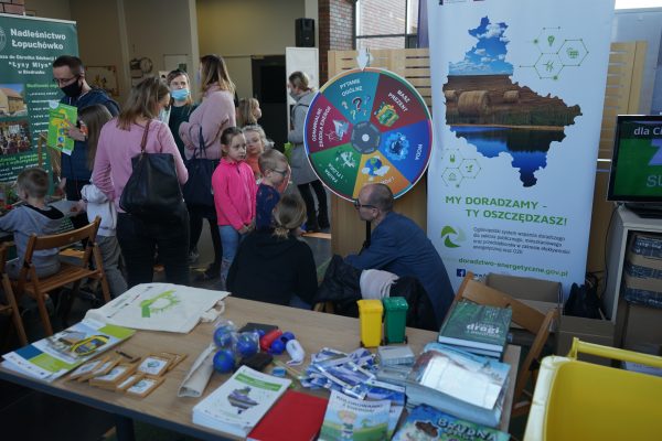Zdjęcie uczestników wiosennego festynu w Suchym Lesie