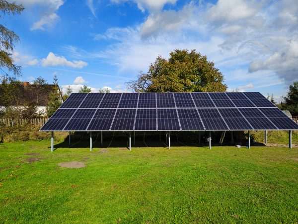 Zdjęcie konstrukcji z panelami fotowoltaicznymi