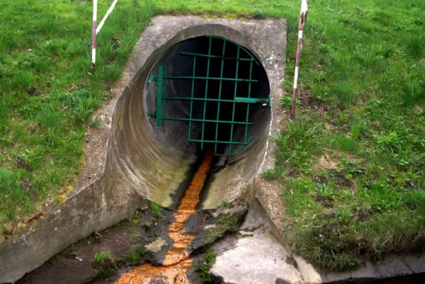 Zdjęcie wylotu kanału kanalizacyjnego