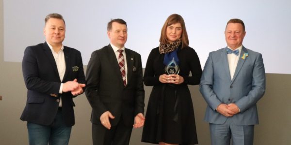 Na zdjęciu Zastępca Prezesa Zarządu WFOŚiGW w Poznaniu - Aleksandra Durkowska wraz z otrzymaną statuetką oraz Prezesem PWiK w Koninie