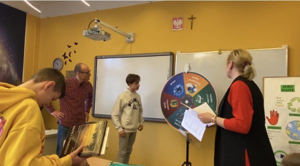 Na zdjęciu przedstawiciele WFOŚiGW w Poznaniu: Julia Świokła-Chmielewska i Sebastian Wolff oraz uczeń Szkoły Podstawowej w Drawsku