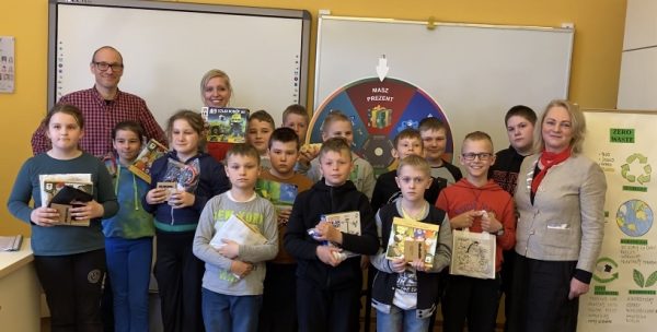 Na zdjęciu przedstawiciele WFOŚiGW w Poznaniu: Julia Świokła-Chmielewska i Sebastian Wolff oraz uczniowie z nauczycielem Szkoły Podstawowej w Drawsku