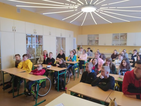 Na zdjęciu uczniowie i nauczyciel Szkoły Podstawowej w Drawsku