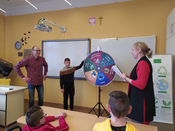 Na zdjęciu przedstawiciele WFOŚiGW w Poznaniu: Julia Świokła-Chmielewska i Sebastian Wolff wraz z uczniami Szkoły Podstawowej w Drawsku