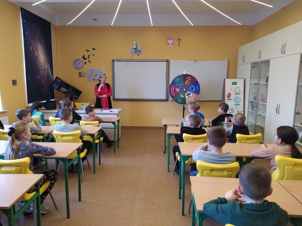 Na zdjęciu przedstawiciel WFOŚiGW w Poznaniu: Julia Świokła-Chmielewska oraz uczniowie Szkoły Podstawowej w Drawsku