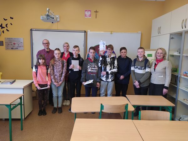 Na zdjęciu przedstawiciele WFOŚiGW w Poznaniu: Julia Świokła-Chmielewska i Sebastian Wolff oraz uczniowie z nauczycielem Szkoły Podstawowej w Drawsku