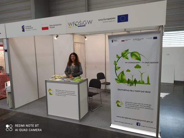 Na zdjęciu pracownik WFOŚiGW w Poznaniu: Kinga Świtalska na stoisku MTP