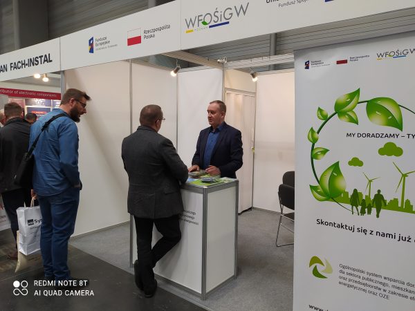 Na zdjęciu pracownik WFOŚiGW w Poznaniu: Marek Korcz na stoisku MTP