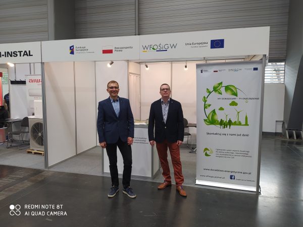 Na zdjęciu pracownicy WFOŚiGW w Poznaniu: Marcin LIs i Bartosz Iwanowski na stoisku MTP