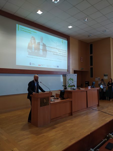 Na zdjęciu pracownika WFOŚiGW w Poznaniu: Maciej Kołowski podczas omawiania prezentacji