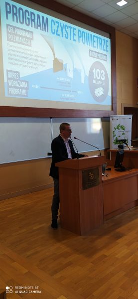 Na zdjęciu pracownika WFOŚiGW w Poznaniu: Bartosz Iwanowski podczas omawiania prezentacji