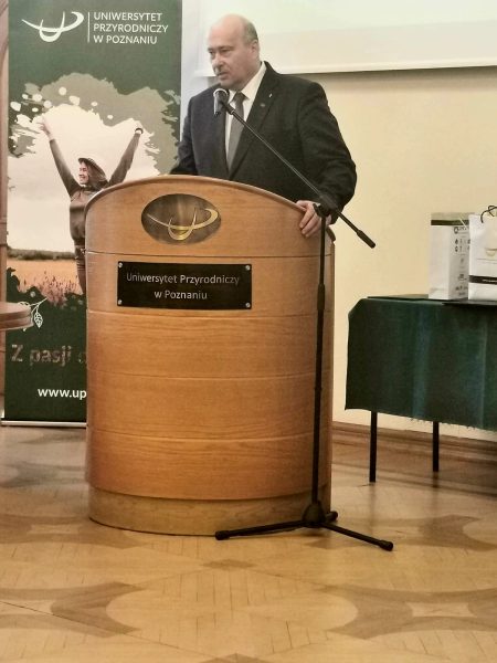 Na zdjęciu przedstawiciel Uniwersytetu Przyrodniczego w Poznaniu
