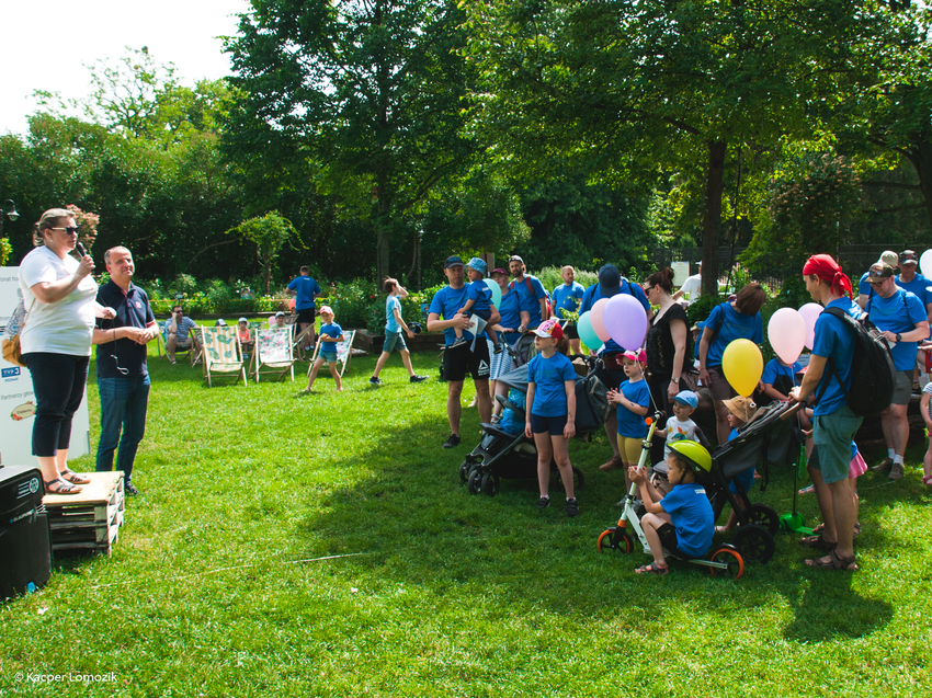 Grupa ludzi na pikniku.