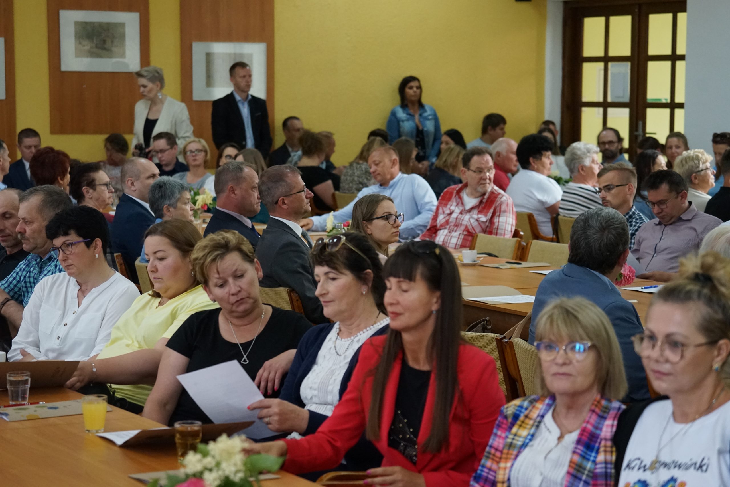 Sala konferencyjna wypełniona ludźmi.