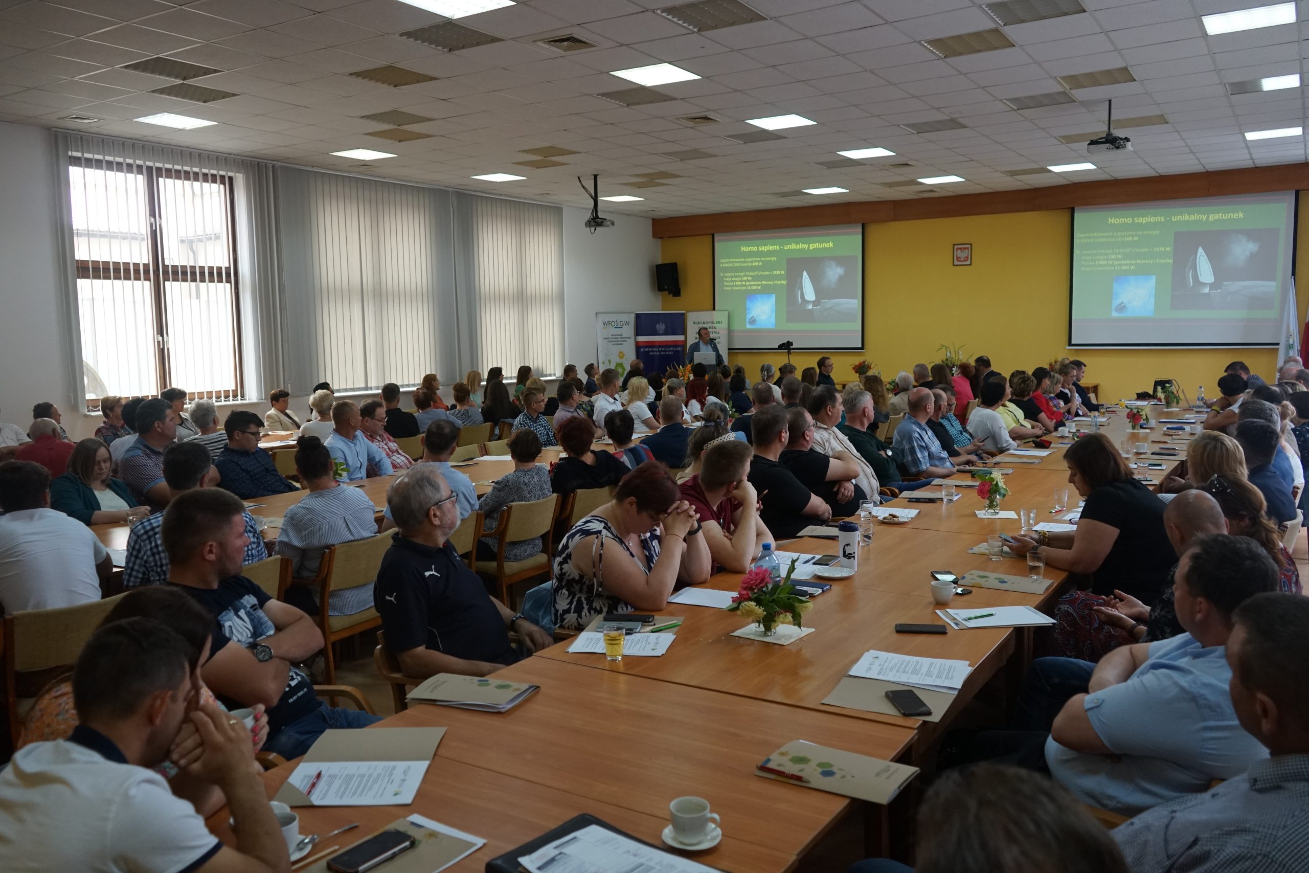 Sala konferencyjna wypełniona ludźmi.