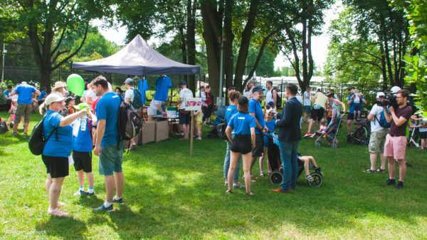 Grupa ludzi na pikniku.