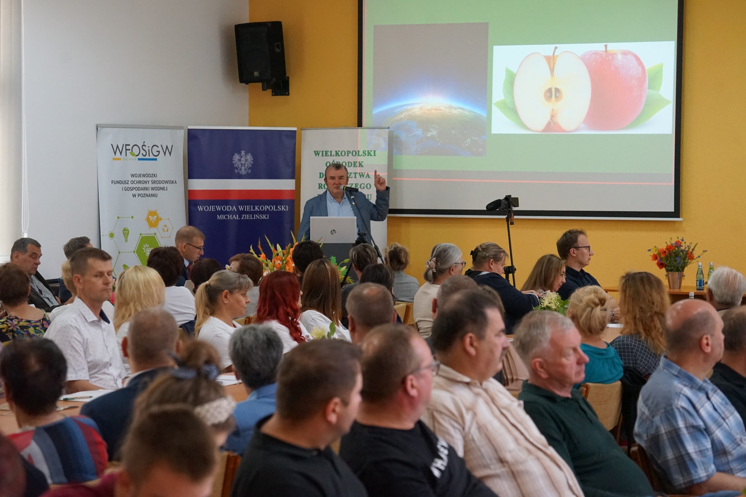 Sala konferencyjna wypełniona ludźmi.