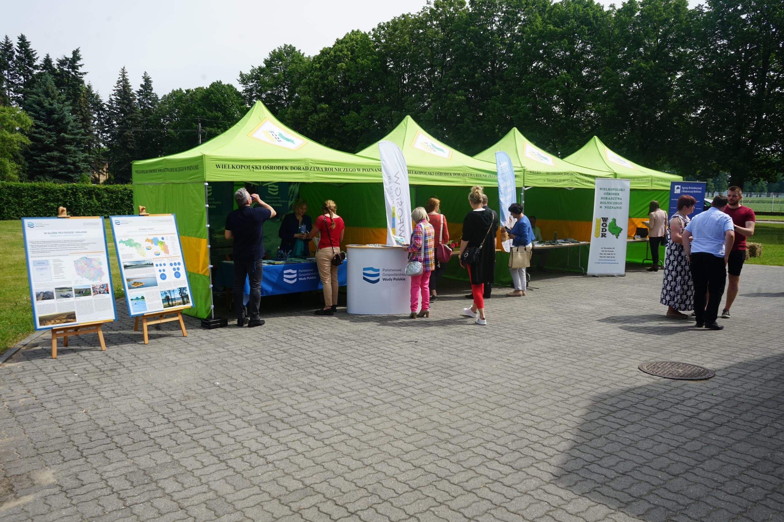 Stoiska wystawiennicze.
