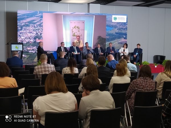 Na zdjęciu prelegenci podczas konferencji: Wielkopolskie rozmowy o klimacie wraz z uczestnikami.