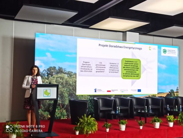Na zdjęciu Konga Świtalska - pracownik WFOŚiGW w Poznaniu podczas prezentacji na konferencji: Wielkopolskie rozmowy o klimacie.