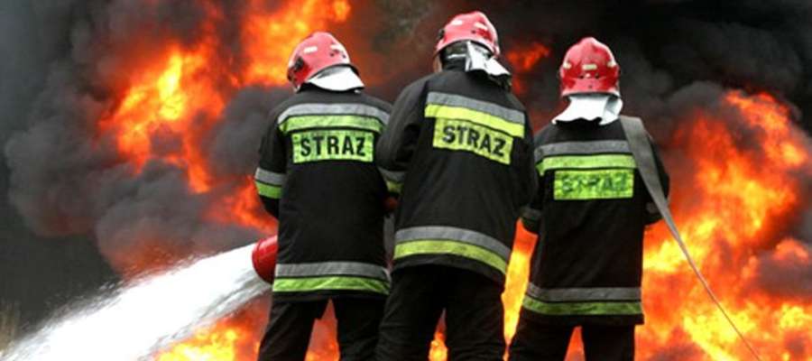 Strażacy podczas akcji gaśniczej.