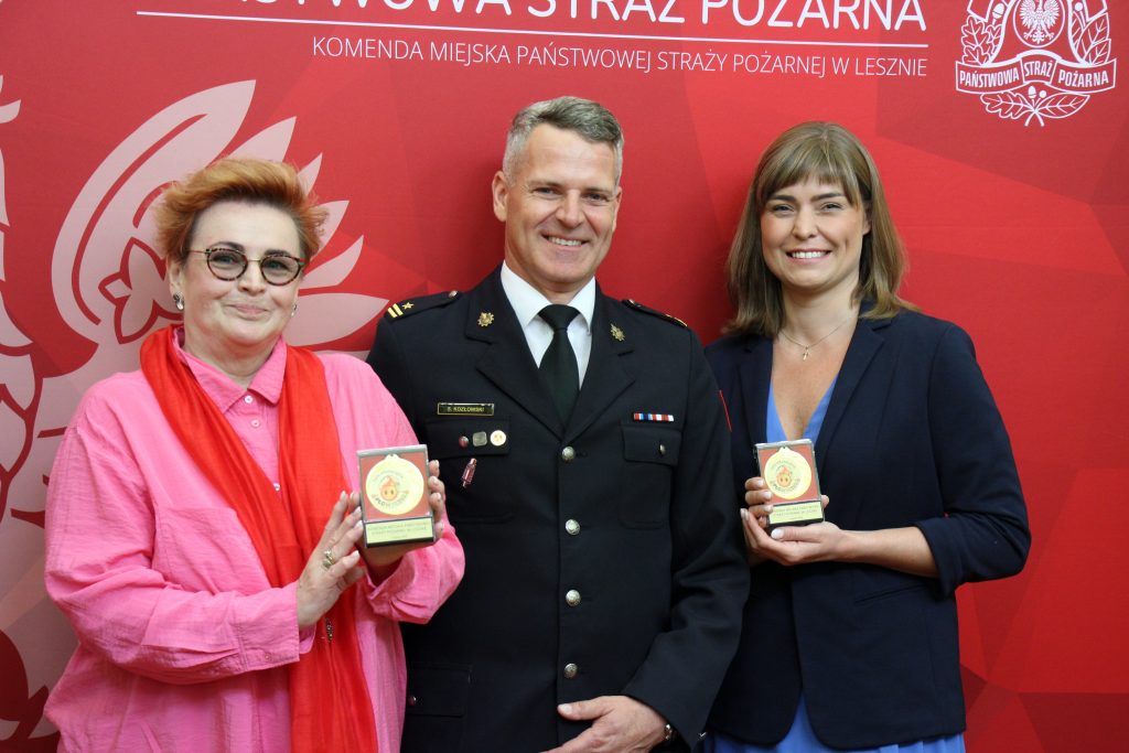 Na zdjęciu Jolanta Ratajczak - Prezes Zarządu WFOŚiGW w Poznaniu, Aleksandra Durkowska - Zastępca Prezesa Zarządu WFOŚiGW w Poznaniu, mł. bryg. Sebastian Kozłowski - Zastępca Komendanta Miejskiego PSP w Lesznie