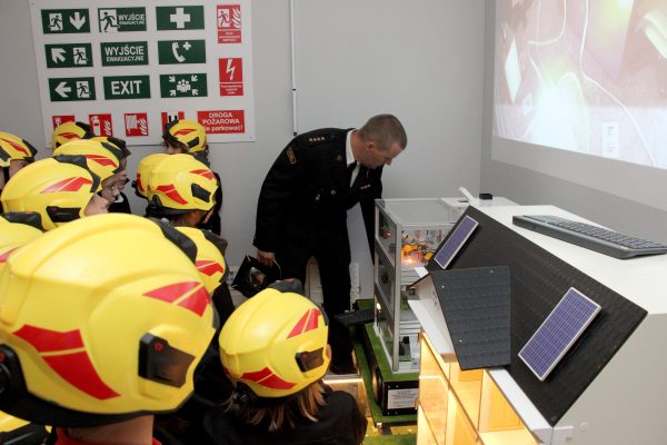 Na zdjęciu grypa dzieci przy symulatorze