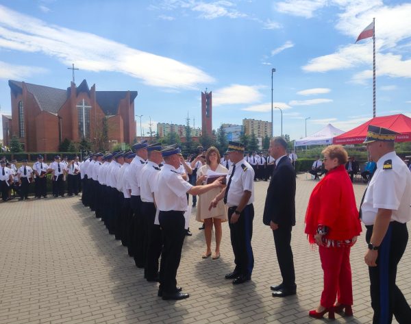 Strażacy stoją w szeregu.