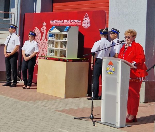 1 osoba stoi przy mównicy.