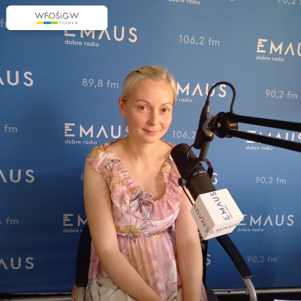 1 osoba siedzi w studiu radiowym przy mikrofonie.