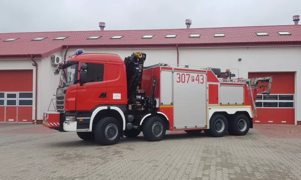 Wóz strażacki przed remizą.