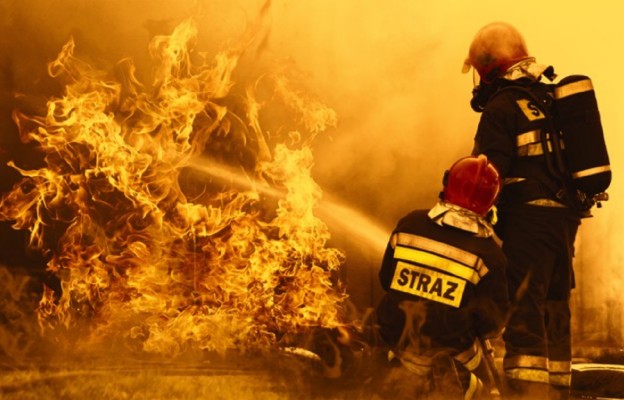 Strażacy podczas akcji gaśniczej.
