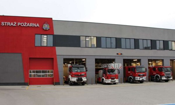 Wozy strażackie przed komendą straży pożarnej.