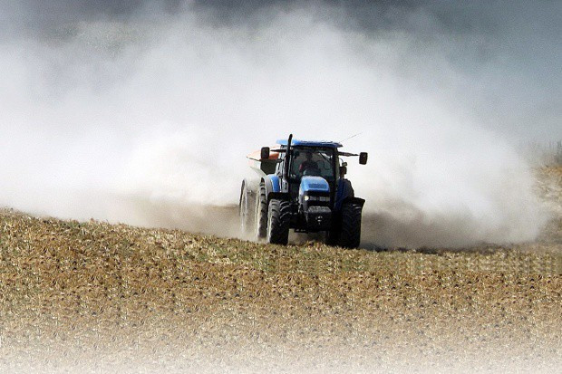 Traktor na polu podczas pracy.