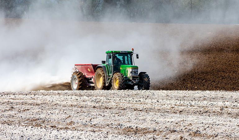 Traktor na polu podczas pracy.