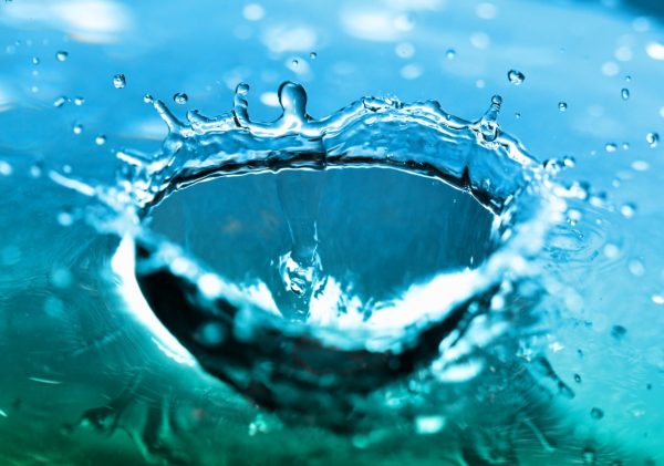 Kropla wpadająca do wody.