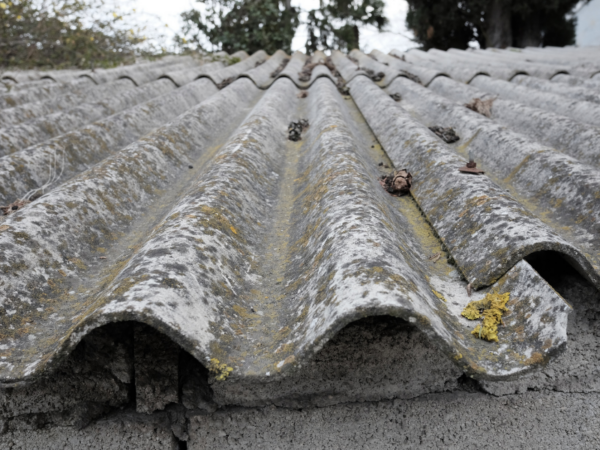 Dach pokryty azbestem