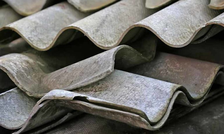 Dach pokryty azbestem.