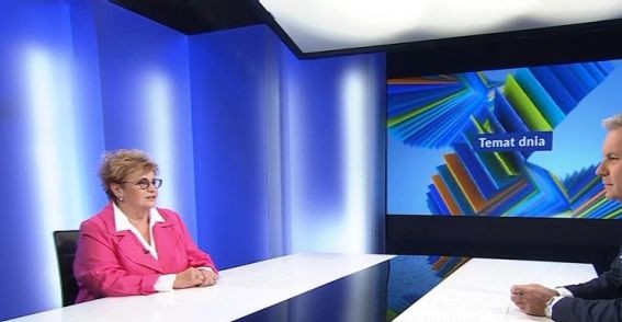 1 osoba w studiu telewizyjnym.