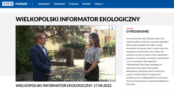 2 osoby rozmawiają na świeżym powietrzu.