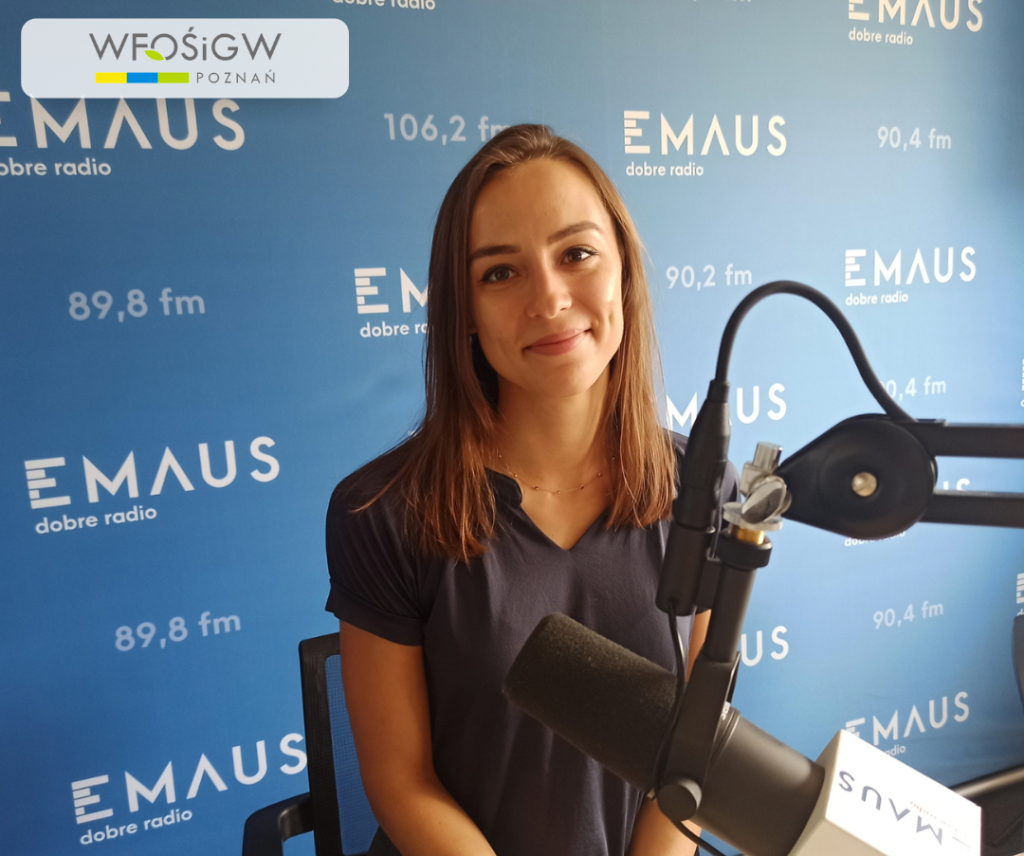 1 osoba siedzi w studiu radiowym przy mikrofonie.