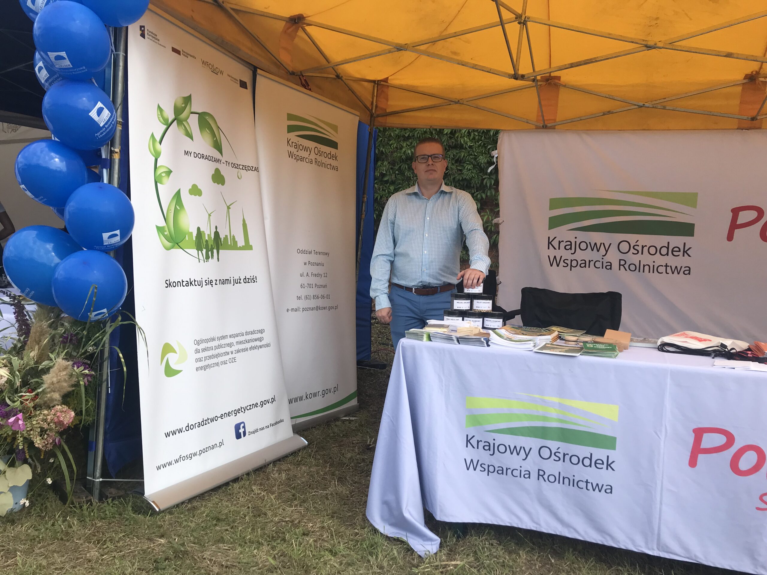 1 osoba stoi na stoisku wystawienniczym podczas dożynek.