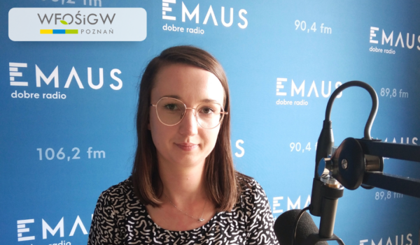 1 osoba siedzi w studiu radiowym.