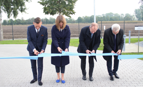 4 osoby przecinają wstęgę.