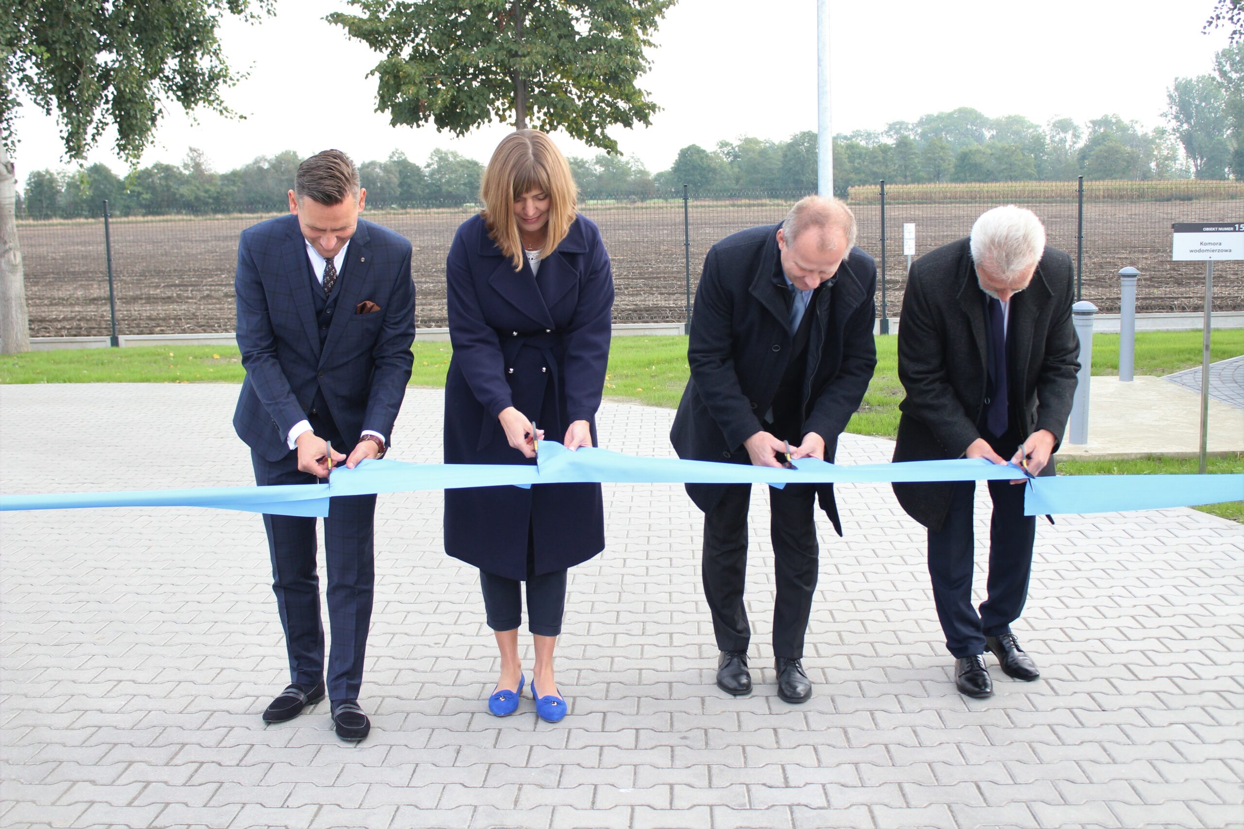 4 osoby przecinają wstęgę.