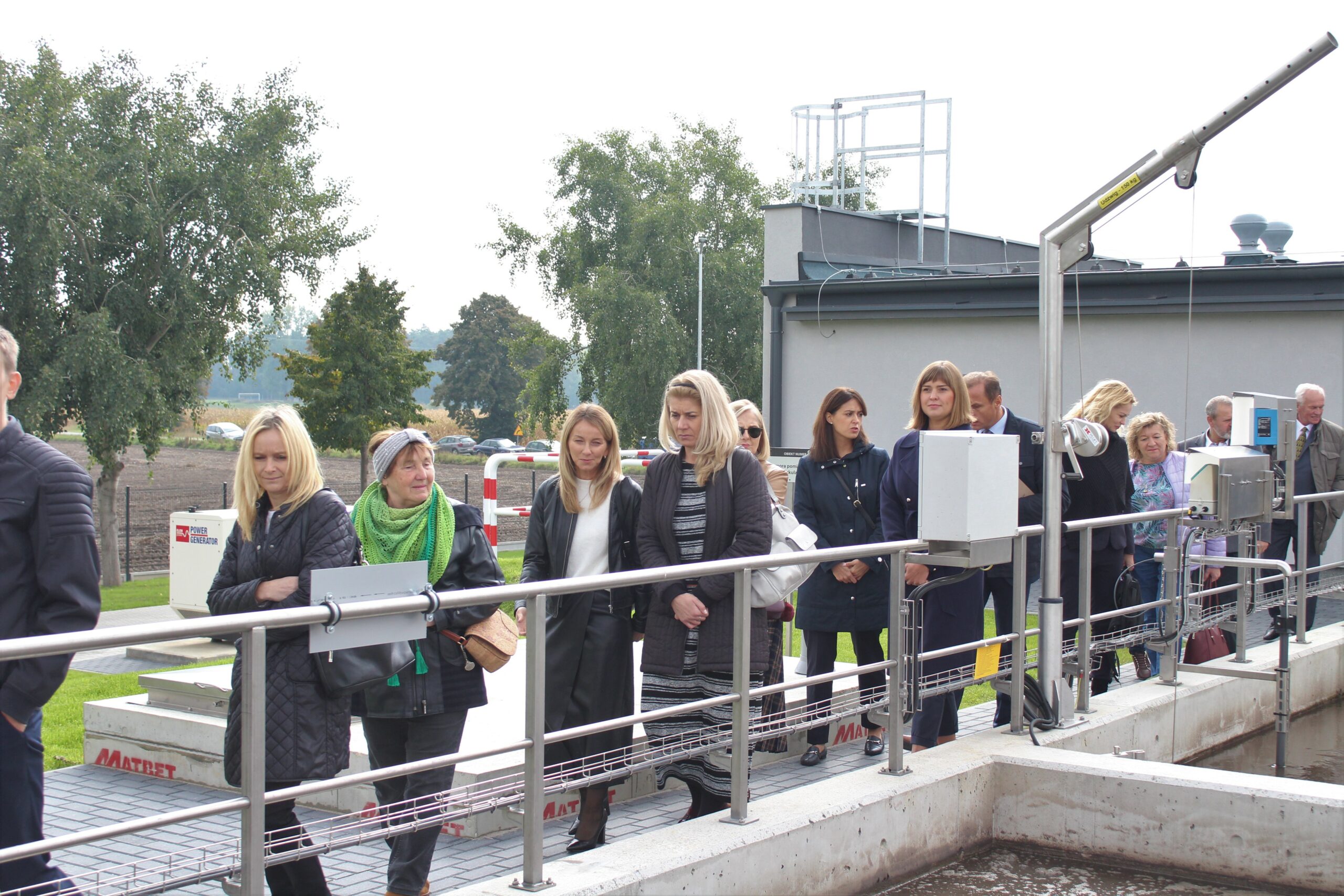 Grupa ludzi spaceruje.