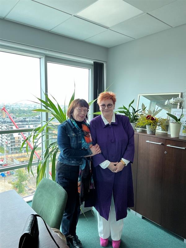 2 osoby stoją w pomieszczeniu.