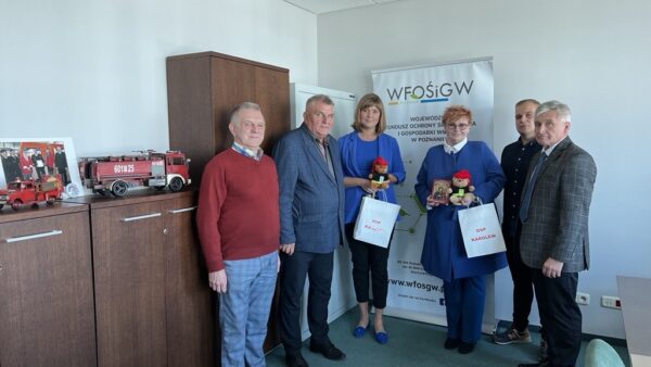 6 osób sto przy ścianie.