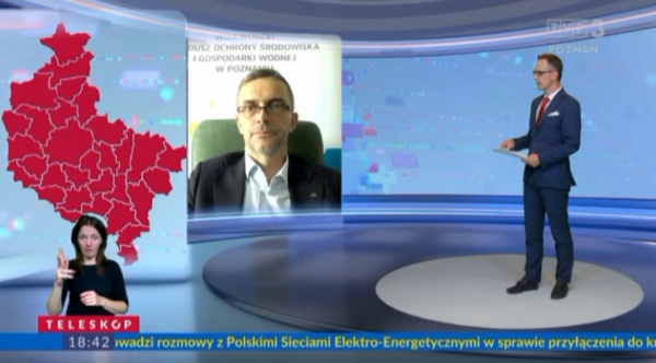 Widok studia telewizyjnego i gościa online.